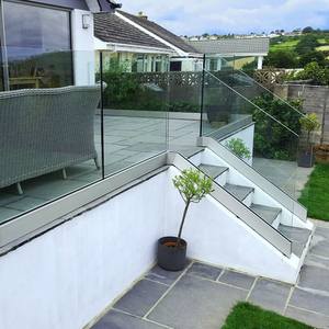 Rampe <span class=keywords><strong>de</strong></span> balcon personnalisée Clôture en panneau <span class=keywords><strong>de</strong></span> verre trempé Canal en U pour terrasse extérieure Base <span class=keywords><strong>de</strong></span> barrière en verre Garde-corps en verre pour chaussures - Product Image 5