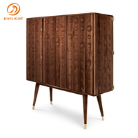 Meuble de rangement moderne de luxe italien, style Palais, avec porte métallique et compartiment à monocles, servant de buffet et casier à vin, en bois de noyer, pour salon et entrée