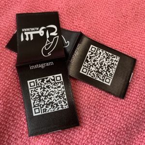 Loop Fold <span class=keywords><strong>Double</strong></span> Sides Código QR Etiqueta de tela satinada, serigrafía Satén brillante Etiqueta de ropa para bolsos - Product Image 2