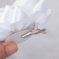 Fleur blanche en soie funéraire avec clip fournitures funéraires de corsage blanc de luxe