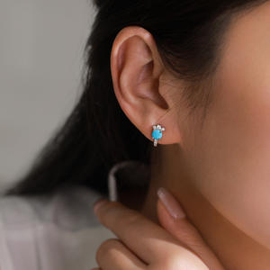 Boucles d'oreilles clous en forme de J personnalisables en cuivre et argent sterling S925 avec zircon rond et turquoise - Exclusives pour femmes - Product Image 2