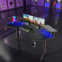 Bureau de jeu moderne en forme de grande aile Bureau de jeu ergonomique en fibre de carbone Table de jeu RVB pour les joueurs de bureau à domicile