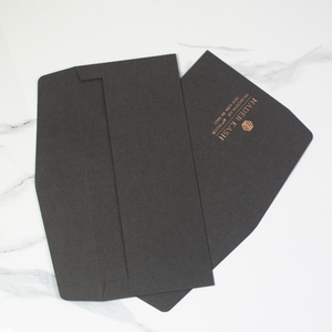 Enveloppe professionnelle personnalisée haut de gamme en papier texturé avec logo en feuille d'or rose, finition mate, pour bijoux, cadeaux et invitations - Product Image 1