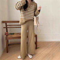 Nouvelle collection 2026 : Ensemble 2 pièces mode coréenne pour femme – Haut tricoté rayé ample et pantalon large décontracté à taille haute en maille drapée – Vente en gros