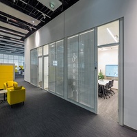 Cloisons de séparation de bureau modulaires pliables en verre trempé transparent, design moderne personnalisable pour les espaces scolaires et de bureau