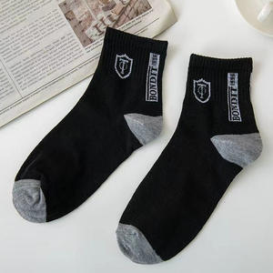 Calcetines 12C de tubo medio para hombre, calcetines de negocios finos de verano a la moda, calcetines deportivos versátiles para hombre - Product Image 1