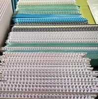 Panneaux de plafond carrés en PVC écologiques, imperméables et ignifuges, avec un design moderne et un aspect bois décoratif pour une utilisation en intérieur