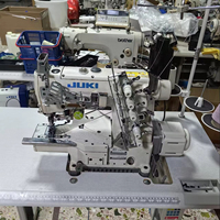 Machine à coudre interlock JUKIS 7823, trois aiguilles, cinq fils, 6000 points/min, épaisseur 10 mm, état d'usine, blanche, occasion, vente directe