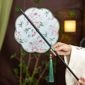 พัดลายดอกไม้ผีเสื้อสีชมพู พัดคาดเอวสไตล์โอเรียนทัลสุดหรู พัดมือลายดอกไม้สไตล์วินเทจ เหมาะสำหรับเป็นของขวัญวันเกิด - Product Image 5