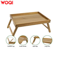 WOQI Plateau de rangement écologique en bambou avec pieds pliants, parfait pour une utilisation avec un ordinateur portable dans le salon.