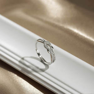 Joyería al por Mayor de Alta Calidad, Anillo Ajustable con Cristales Pavé y Nudo de Amor Retorcido para Mujer - Product Image 5