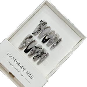 Nuevo estilo dulce diseño <span class=keywords><strong>rosa</strong></span> claro <span class=keywords><strong>plata</strong></span> ataúd <span class=keywords><strong>palo</strong></span> en <span class=keywords><strong>uñas</strong></span> cola de pez perla pintada a mano Prensa en <span class=keywords><strong>uñas</strong></span> postizas - Product Image 4