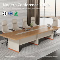 Table de réunion longue minimaliste pour entreprises, avec rainure dissimulée pour câbles, mobilier élégant pour salle de réunion d'entreprise