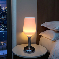 Lampe de table intelligente moderne LED pour hôtel, boîtier en plastique blanc, télécommande tactile, vente en gros bon marché, lumière décorative pour la maison