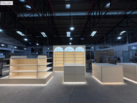 Conception d'intérieur complète pour magasin de cosmétiques sur mesure : mobilier, armoire murale LED, comptoir îlot, bureau de réception