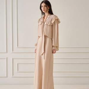 Tops para mujer Camisa de mujer ZANA TIE-DETAILLED BLUSA CON VOLANTES Sin mangas Mison Satin Ropa de mujer Elegante logotipo personalizado - Product Image 2