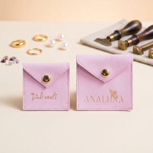 กระเป๋าใส่เครื่องประดับแบบพับได้ ขนาด 7x7 ซม. ทำจากหนัง PU พร้อมกระดุมแป๊ก  สำหรับใส่แหวน สร้อยคอ  สามารถสกรีนโลโก้ได้  แบรนด์ <span class=keywords><strong>Luda</strong></span> เหมาะสำหรับเป็นของขวัญ - Product Image 1