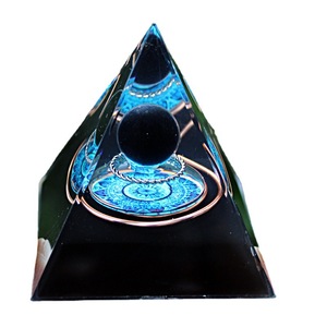 คริสตัลพีระมิดตกแต่งบ้าน รุ่นคอสมิก แกะสลักภายในด้วยเรซิ่นอีพ็อกซี่ งานฝีมือประดับตกแต่งโต๊ะ ของสะสม ของขวัญ - Product Image 5
