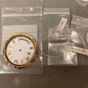 Montre pour homme personnalisée en or avec cadran blanc de 40 mm, verre saphir, calendrier perpétuel, aiguille, bracelet de 22 mm, mouvement mécanique automatique - Product Image 1