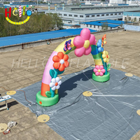 Arche de fleurs gonflable colorée avec des papillons pour la décoration de fêtes, de festivals et d'événements