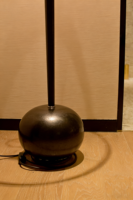 Lampadaire LED noir minimaliste moderne avec abat-jour en lin et base sphérique, intensité réglable, pour chambre d'hôtel et salon