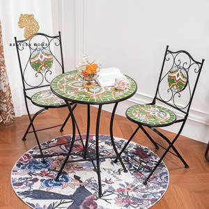 Set Bistrot Vintage <span class=keywords><strong>in</strong></span> Mosaico con 1 Tavolo e 2 Sedie <span class=keywords><strong>in</strong></span> <span class=keywords><strong>Ferro</strong></span> <span class=keywords><strong>Battuto</strong></span> e Ceramica, Arredamento da Esterno per Balcone e Giardino - Product Image 1