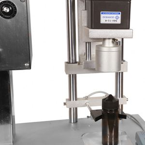 Máquina Semiautomática para Ajustar Tapas de Botellas de Plástico y Vidrio - Diseñada para Marcas de Belleza y Bienestar - Product Image 2