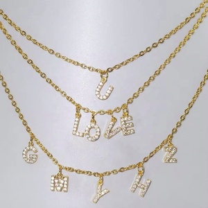 Collar con Colgante de Letra Personalizado, Joyería para Mujeres y Hombres, Chapado en Oro y con Circonita - Product Image 3