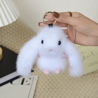 Mignon lapin en peluche avec des oreilles douces et moelleuses - une poupée de style dessin animé comme cadeau pour votre meilleur ami ou un ami proche.