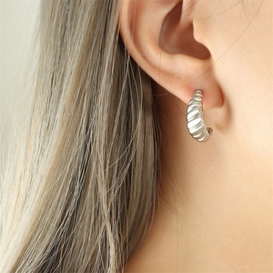 Pendientes de Moda Sencillos en Forma de C, Chapados en Oro de 18k, Pendientes de Acero Inoxidable con Rosca - Product Image 3