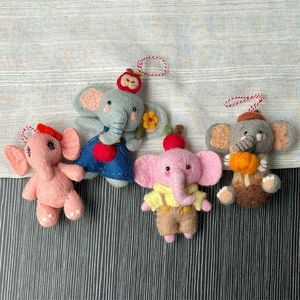 Porte-clés éléphant mignon <span class=keywords><strong>en</strong></span> feutre de <span class=keywords><strong>laine</strong></span> fait main du Népal, style bohème cottagecore, pendentif animal <span class=keywords><strong>en</strong></span> feutre aiguilleté, breloque de sac, cadeau pour filles - Product Image 1