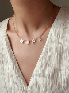 Collar Personalizado de Verano con Nombre de Perlas, Abalorios de Cristal y Letra de Concha Estética - Product Image 6