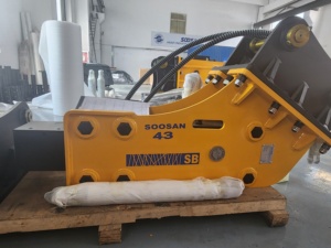Brise-roche hydraulique latéral SOOSAN SB43 jaune avec moteur pour excavatrices et chargeuses-pelleteuses de 11 à 16 tonnes - Product Image 1