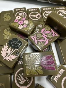 En Stock: Juego de Mahjong Americano de Acrílico Laminado con Patrón Floral, 160 Piezas Completas, Incluye Joker, Patas Plegables, para 4 Jugadores - Product Image 3