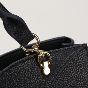 Sac fourre-tout en cuir PU imperméable et durable, deux ouvertures, broderie, faible MOQ, personnalisation, vente en gros directe d'usine, style simple et uni - Product Image 4