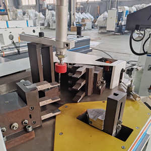 Machine d'assemblage d'angle de profilés en aluminium pour la fabrication de fenêtres - Product Image 6
