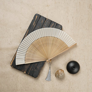 Éventail pliant antique en bambou écologique, peint, style « Love » en soie ajourée, pour femmes, style chinois, idéal pour les sites touristiques, avec logo personnalisé - Product Image 6