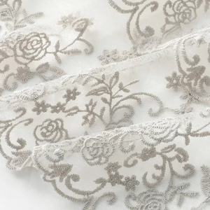 ผ้าคลุมไหล่ลูกไม้ลายกุหลาบเพ้นท์มือ น้ำหนักเบา สำหรับผู้หญิง ผ้าฝ้ายผสมไนลอน ระบายอากาศได้ดี ใช้ได้ทุกฤดู - Product Image 4