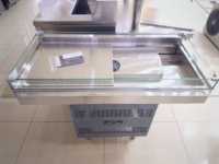 Vitrine réfrigérée commerciale à plateau en verre plat pour sandwichs, salades, desserts et sushis, avec porte ouverte, pour la conservation des aliments frais
