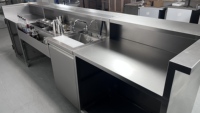 SIMEINO XMN Bar-3750 Custom 3.75m Titanium Stainless Steel Meja Bar Koktail Komersial dengan Trim Kayu dan Stasiun Keran Terintegrasi