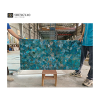 Comptoir de bar en pierre translucide apatite cristal rétro-éclairé bleu turquoise personnalisé