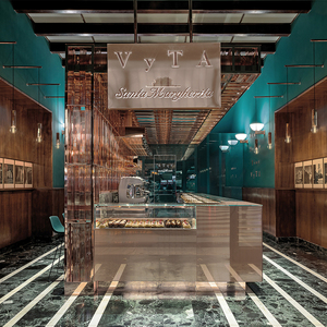 Scaffale espositivo a struttura verticale con linee d'arco, in stile rustico e accogliente, per negozio di specialità - Product Image 1