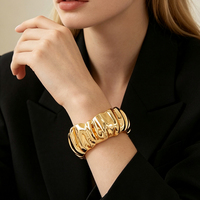 Bracelet manchette large en alliage de zinc plaqué or, jonc ouvert minimaliste, finition polie, bijou épais et imposant, vente en gros pour femmes