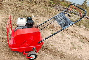 Máquina de desbloqueo de compactación de suelo empujada a mano de gasolina pequeña para construcción de pastizales naturales Perforador de césped para pequeña escala - Product Image 4