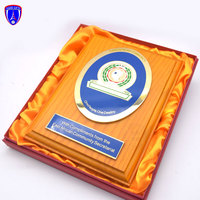 Meilleure qualité EACS bouclier en bois logo personnalisé plaque métallique 3D royal wood award trophée plaque avec boîte en velours OEM