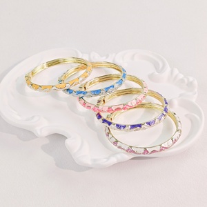 Pulsera de dijes apilables vintage para mujer, estilo Palacio, chapada en oro, de latón, con pétalos de esmalte líquido de color fresco y dulce - Product Image 1