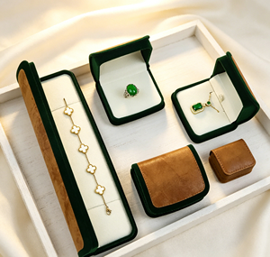 Coffrets à bijoux haut de gamme faits à la main avec velours vert foncé et daim marron, fermeture magnétique, design carré imprimé quatre couleurs - Product Image 3