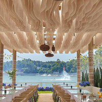 Vente chaude : Panneaux de rideaux de fond de scène de mariage suspendus en mousseline de coton blanc transparente, drapé de plafond en coton, design ondulé, décoratif pour fête