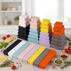 กล่องของขวัญบรรจุภัณฑ์เครื่องประดับแบบใหม่ ราคาถูกกว่า กล่องสีขาวเทาเคลือบ UV ลายนูน บุฟองน้ำบางพิเศษ รีไซเคิลได้ ผลิตตามสั่ง - Product Image 3
