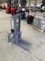 Chariot élévateur électrique, hauteur de levage de 160 cm, capacité de charge nominale de 300 kg.